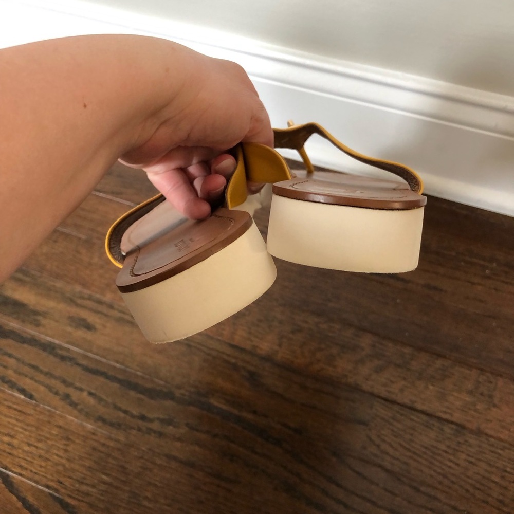 Coach Women’s 8 Shelly Turnlock Leather Flip-Flop Sandals w/Gold Buckle -EUC! - Picture 10 of 15